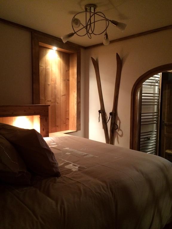 Chambre D'Hote La Tour Du Merle Le Villard (Savoie) Room photo