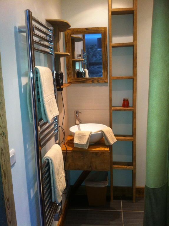 Chambre D'Hote La Tour Du Merle Le Villard (Savoie) Room photo